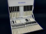 un coffret bleu contenant de l'argenterie, sur fond noir