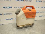 une machine orange et blanche posée sur une surface métallique