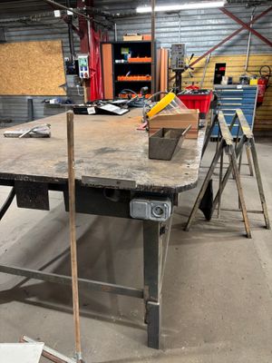 une image d'un établi dans un garage
