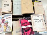 plusieurs livres sont empilés sur une table