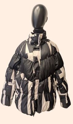 veste noire et blanche sur une tête de mannequin, sur fond blanc