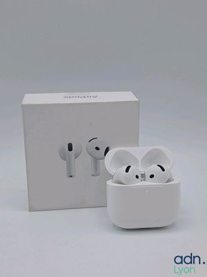 une boîte blanche avec une paire d'AirPods posée à côté