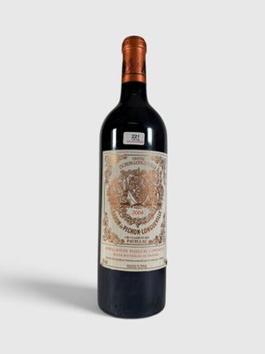 une bouteille de vin rouge posée sur une table blanche