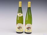 deux bouteilles de vin blanc posées l'une à côté de l'autre sur une table