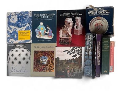 un grand nombre de livres posés sur une table