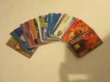 une personne tenant une main de cartes