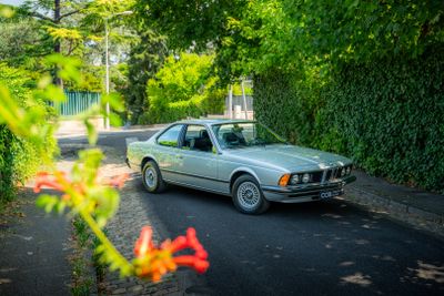 une voiture garée sur le côté de la route