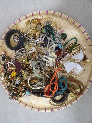 un panier rempli de bijoux variés posé sur une table