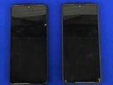 deux iPhones noirs posés l'un à côté de l'autre sur une surface bleue