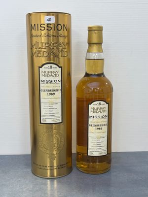 une bouteille de Mission Murray et une boîte posées sur une table