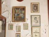 de nombreuses photos accrochées au mur de cette vieille maison