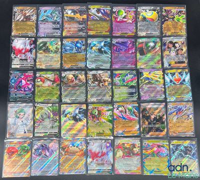 une grande collection de cartes Pokémon posée sur une table