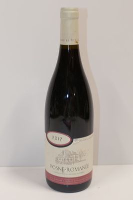 une bouteille de vin posée sur une table