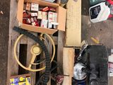 une pile d'objets assortis sur une palette
