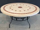 une table ronde avec un plateau en carrelage posée sur un piètement