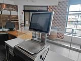 un bureau sur lequel se trouvent un écran et un ordinateur portable
