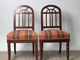 deux chaises placées l'une à côté de l'autre sur le sol