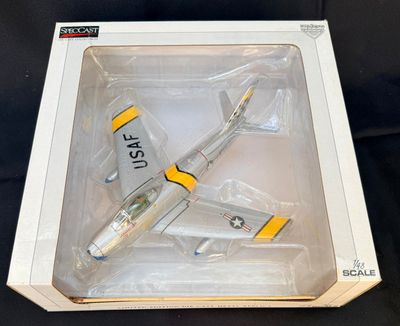la boîte est ouverte pour montrer la maquette d'un avion