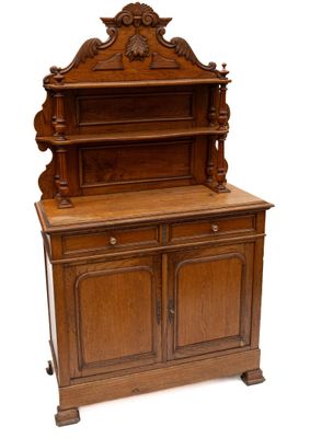 une vieille armoire en bois surmontée d'un miroir