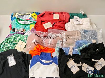 un tas de vêtements posés sur une table