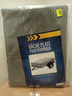 un paquet de feuilles en plastique posé sur une boîte en carton