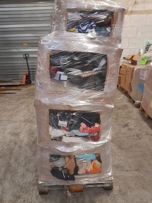 LOT DE SOLDERIE DONT 3 PLAIDS + 2 PELUCHES + VETEMENTS + QUELQUES PAIR