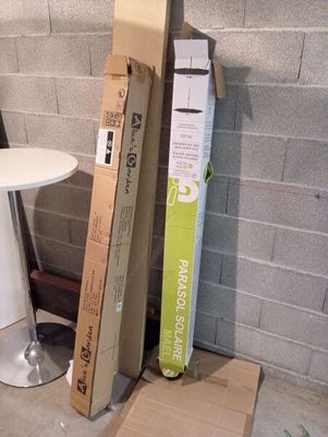 une boîte en carton posée sur une table, à côté d'une chaise