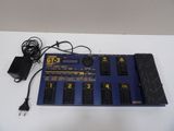 un clavier électronique bleu posé sur une table