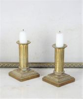 PAIRE DE FLAMBEAUX dit "bout-de-table" en bronze ciselé et d…