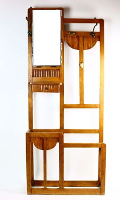 une étagère en bois surmontée d'un miroir