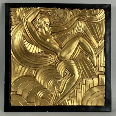 une image représentant un objet Art déco plaqué or avec une femme sur une planche de surf