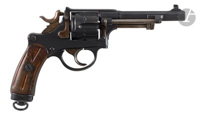 gros plan d'un revolver sur fond blanc