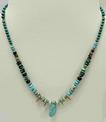 gros plan d'un collier sur un mannequin mannequin