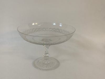 Coupe à fruits sur piédouche en cristal finement gravé.