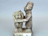 figurine représentant un garçon et une fille se tenant la main