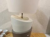 une lampe posée sur une table