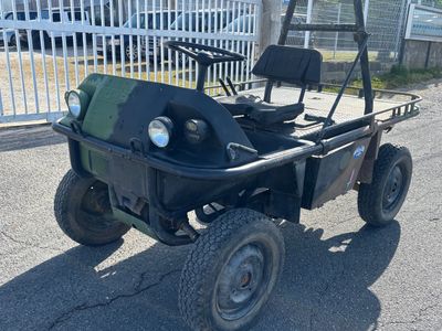 une photo d'un petit véhicule utilitaire garé sur le bord de la route