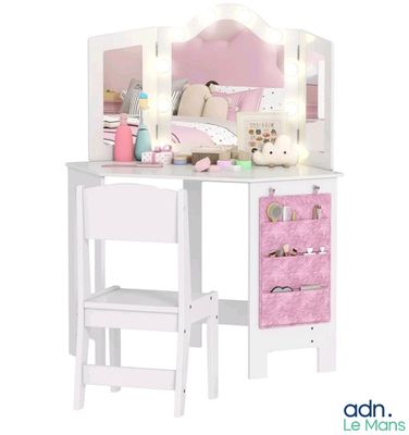 un bureau blanc avec une chaise rose et un miroir posé dessus