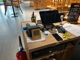un bureau sur lequel se trouvent un ordinateur portable et une horloge