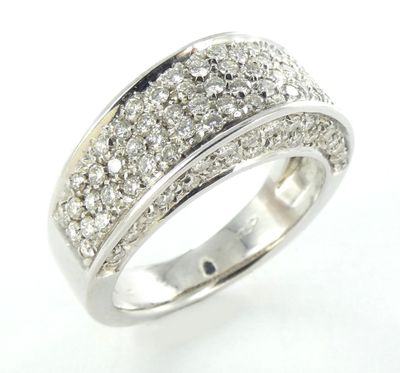 une bague en or blanc et diamants, ornée de deux rangées de diamants