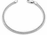 gros plan d'un bracelet en argent sur fond blanc