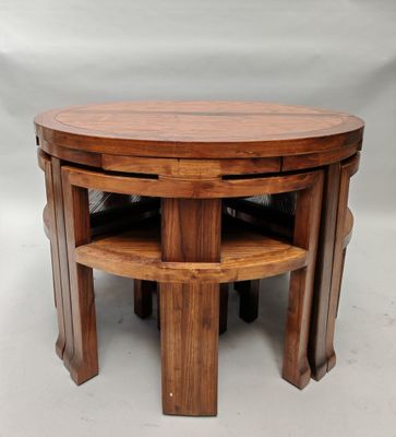 deux tables rondes en bois surmontées d'une étagère