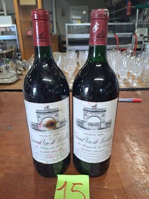 deux bouteilles de vin posées sur une table, avec une étiquette de prix