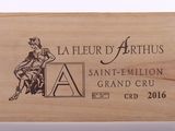 une boîte en bois sur laquelle est représentée une femme assise sur une chaise