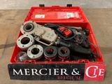 une boîte avec un tas d'outils à l'intérieur