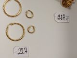 trois paires de boucles d'oreilles en or et une paire de boucles d'oreilles en or
