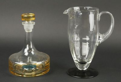 Carafe et pichet en verre partiellement teinté.