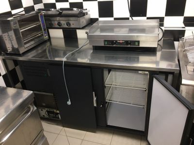 une cuisine avec beaucoup de plans de travail et de nombreux appareils électroménagers