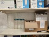 de nombreuses boîtes et bouteilles sur les étagères de la pièce