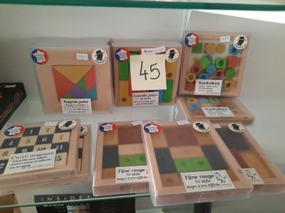 il y a beaucoup de jouets en bois exposés dans le magasin
